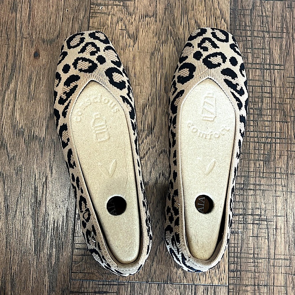 Vivaia Square Toe V-cut Flats, color leopard, Size 7 Wide, NEW in Box